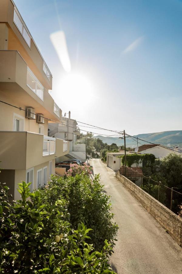 Apartment With Terrace And Sea View - Lucic Τρογκίρ Εξωτερικό φωτογραφία