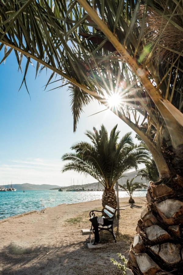 Apartment With Terrace And Sea View - Lucic Τρογκίρ Εξωτερικό φωτογραφία