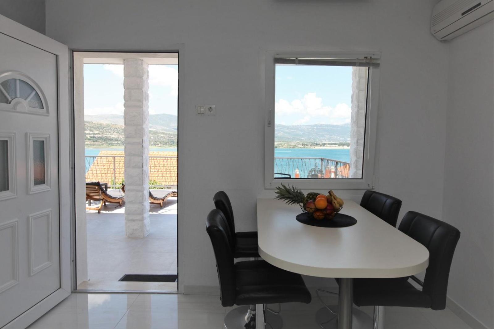 Apartment With Terrace And Sea View - Lucic Τρογκίρ Εξωτερικό φωτογραφία