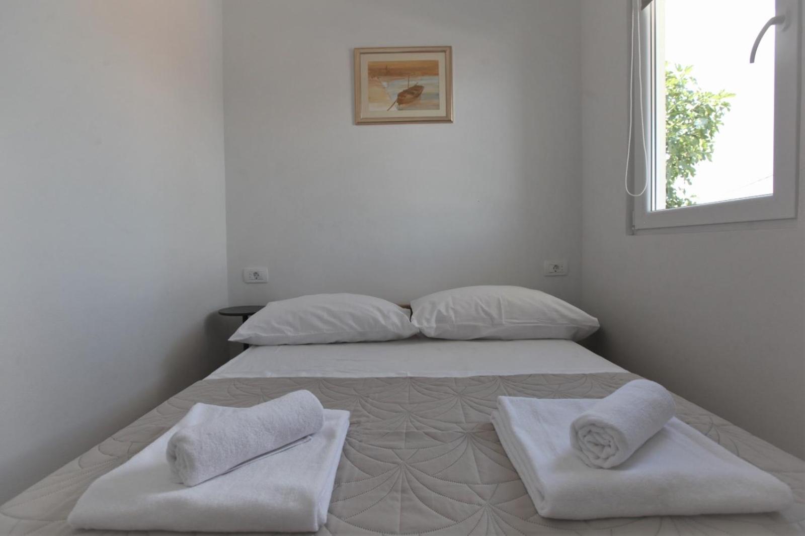 Apartment With Terrace And Sea View - Lucic Τρογκίρ Εξωτερικό φωτογραφία