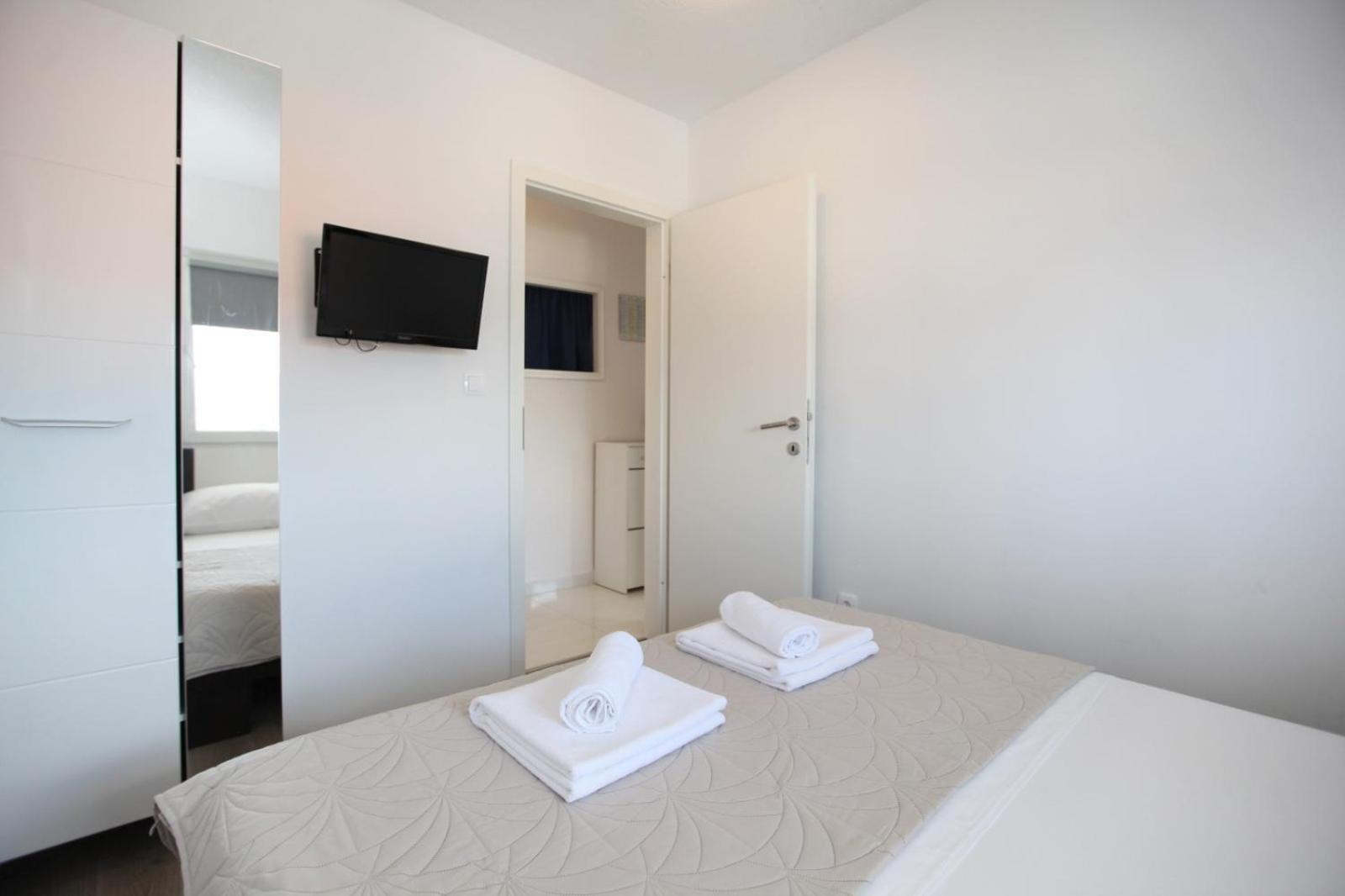 Apartment With Terrace And Sea View - Lucic Τρογκίρ Εξωτερικό φωτογραφία