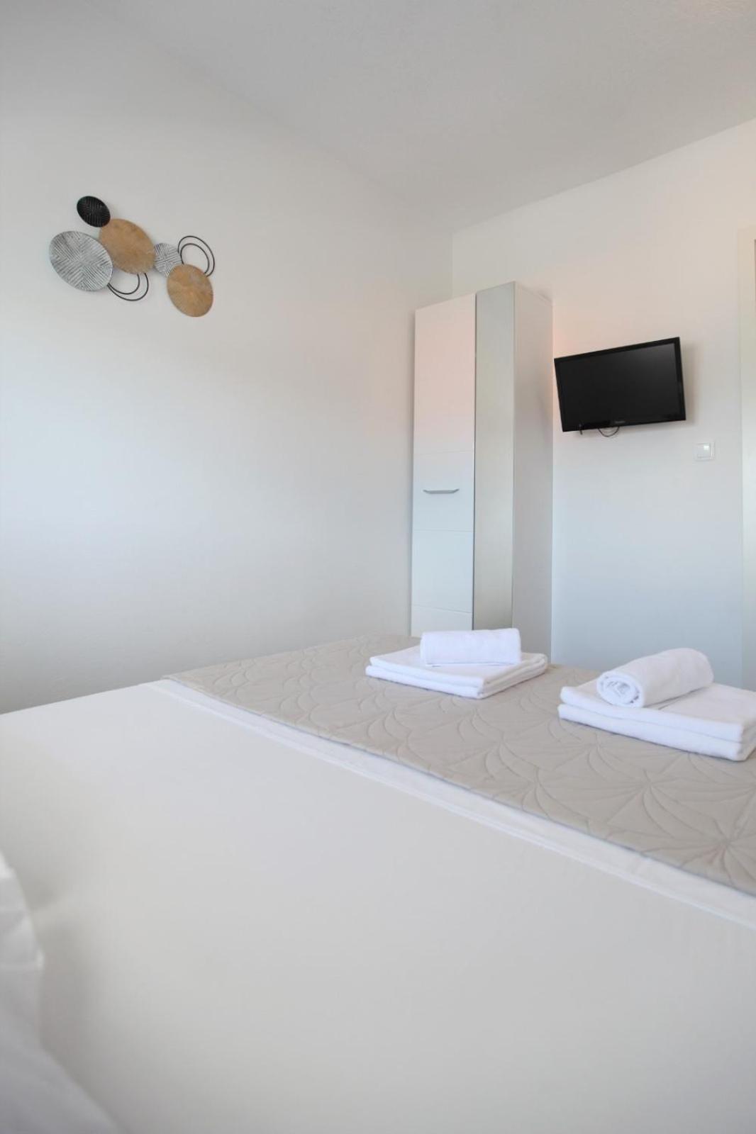 Apartment With Terrace And Sea View - Lucic Τρογκίρ Εξωτερικό φωτογραφία