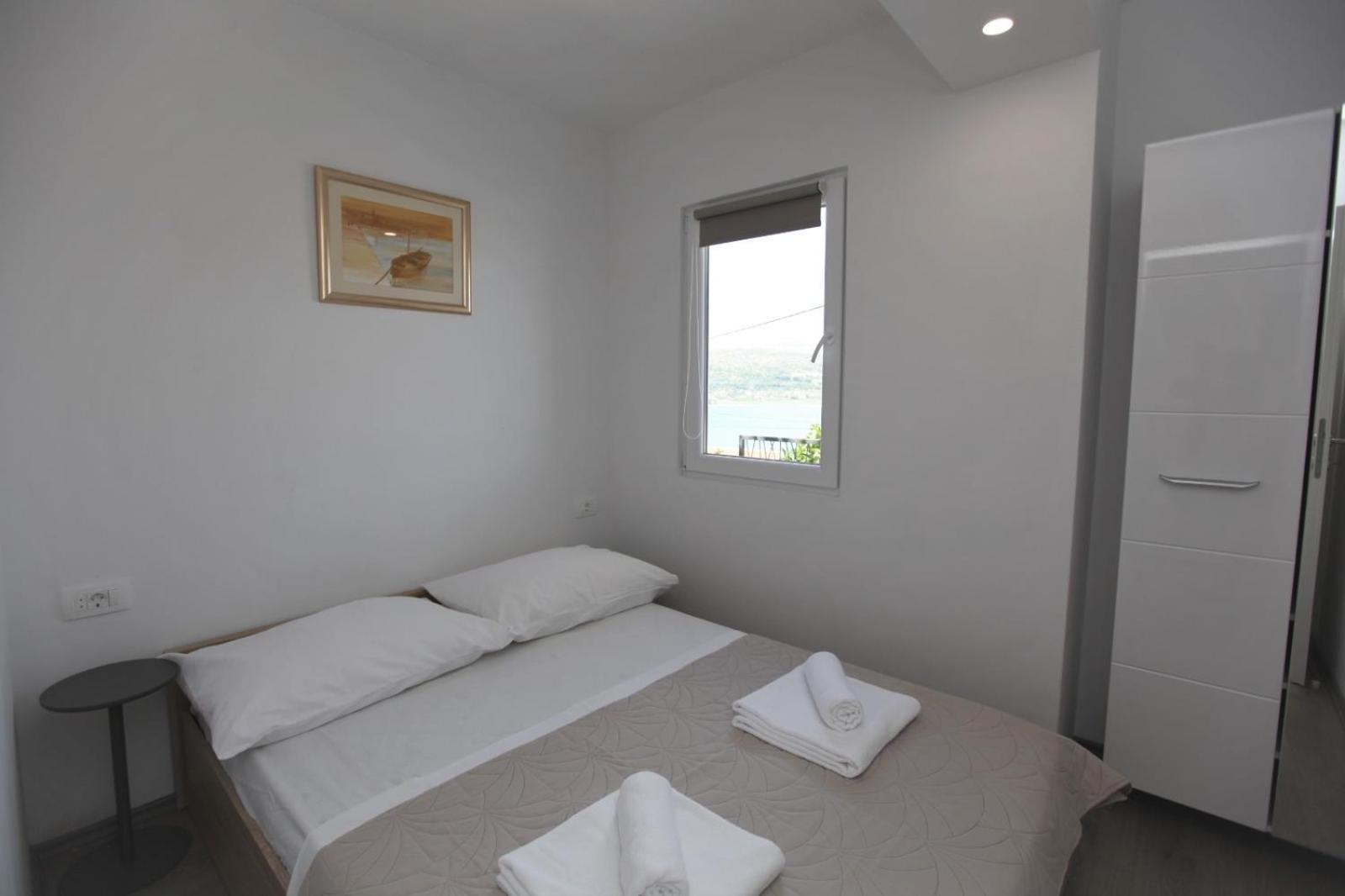 Apartment With Terrace And Sea View - Lucic Τρογκίρ Εξωτερικό φωτογραφία