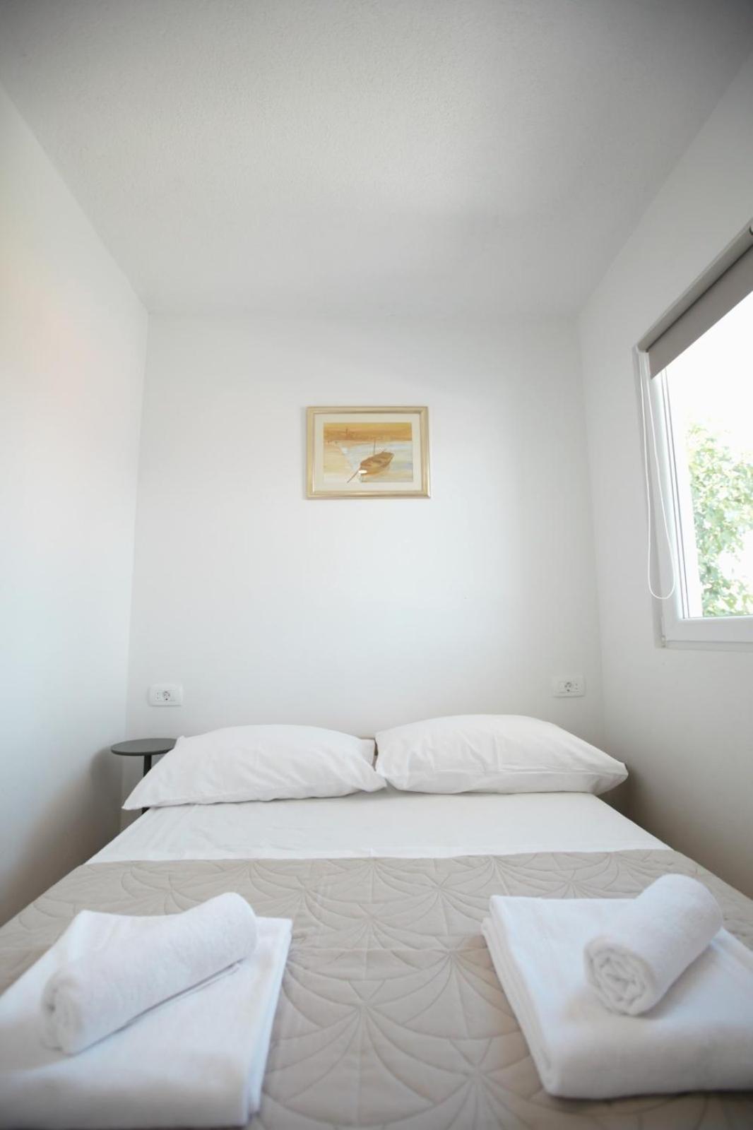 Apartment With Terrace And Sea View - Lucic Τρογκίρ Εξωτερικό φωτογραφία