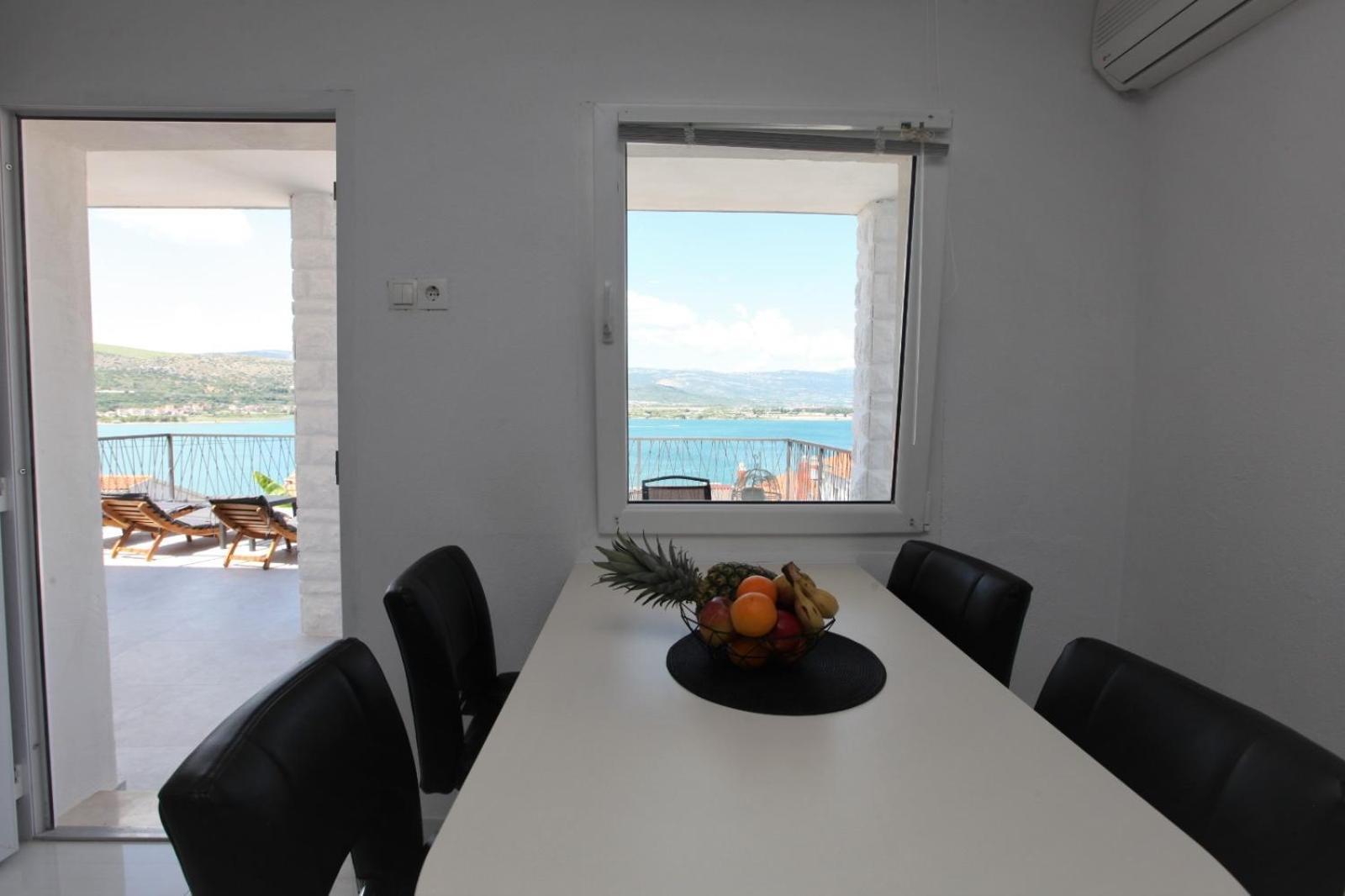 Apartment With Terrace And Sea View - Lucic Τρογκίρ Εξωτερικό φωτογραφία