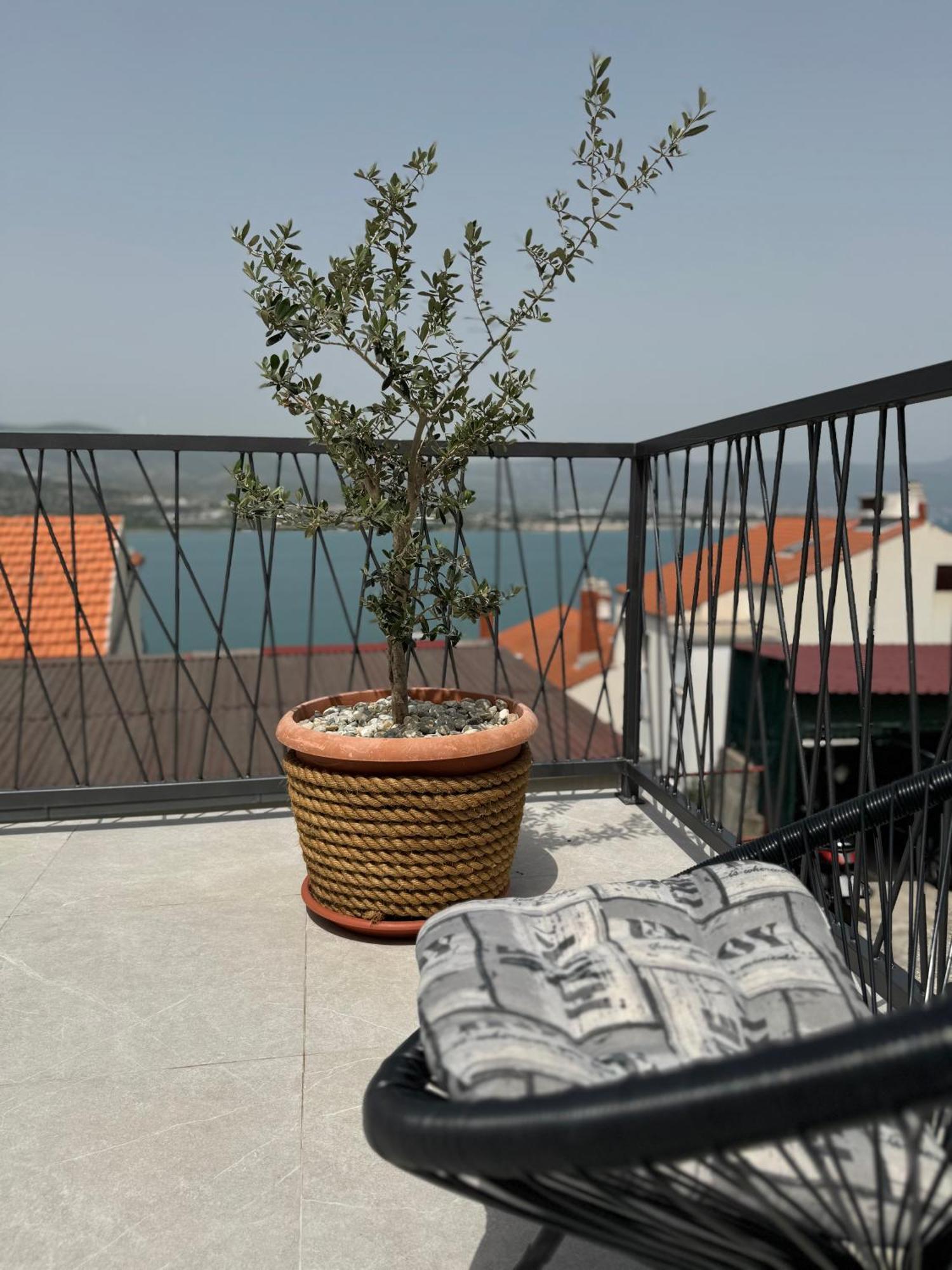 Apartment With Terrace And Sea View - Lucic Τρογκίρ Εξωτερικό φωτογραφία