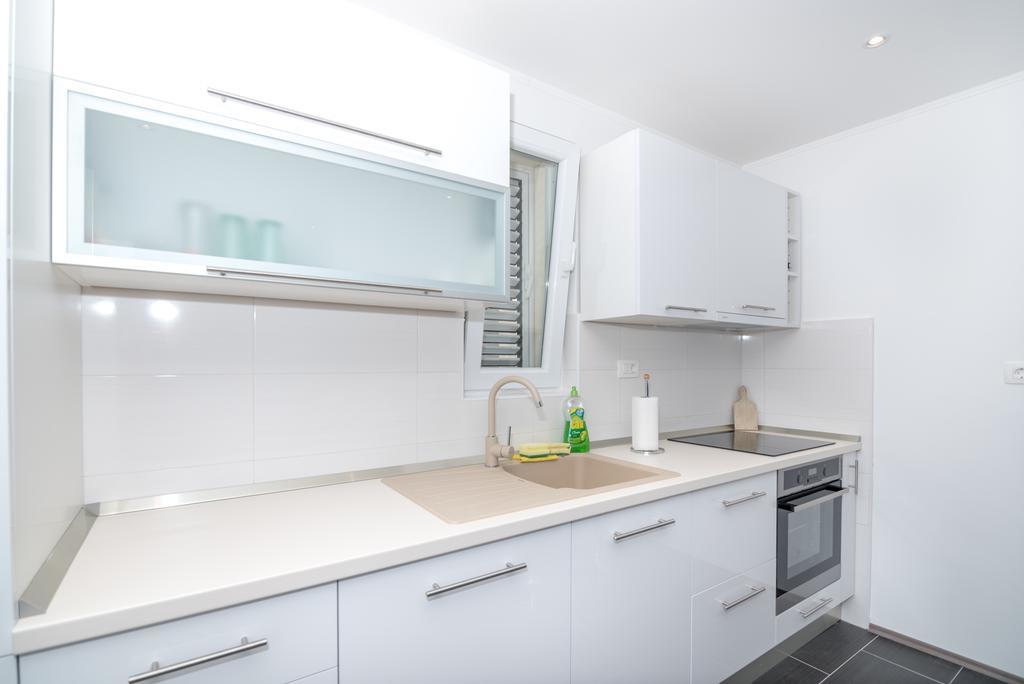 Apartment With Terrace And Sea View - Lucic Τρογκίρ Εξωτερικό φωτογραφία